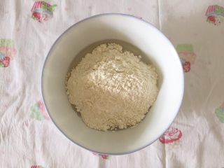 4、香葱味苏打饼干,把中筋粉和玉米淀粉混合物过筛进碗里