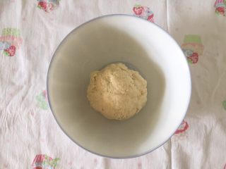 5、香葱味苏打饼干,用手揉成光滑的面团