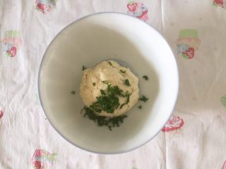 6、香葱味苏打饼干,再把香葱末倒进碗里