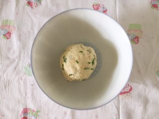 7、香葱味苏打饼干,把香葱均匀揉到面团里，盖上保鲜膜静置30min