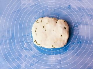 8、香葱味苏打饼干,把面团尽量整形成长方体