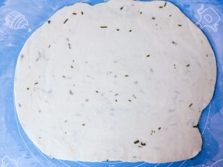 9、香葱味苏打饼干,擀成0.2cm厚的薄片