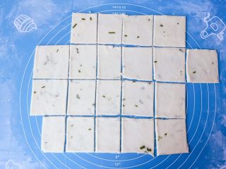 10、香葱味苏打饼干,切成边长5cm左右的方片