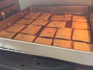 14、香葱味苏打饼干,烤至饼干表面上色