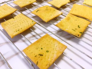 15、香葱味苏打饼干,出炉晾凉即可