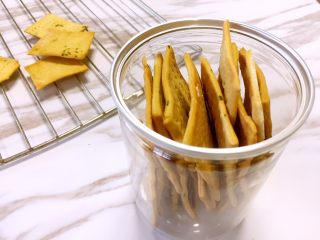 16、香葱味苏打饼干,吃不完的饼干不要放在空气中，可以装进保鲜盒或者袋子中密封保存，防止受潮