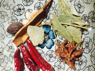 3、五香鹌鹑蛋,材料准备好