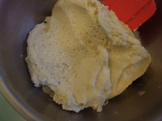 5、椰香曲奇饼干,加入椰蓉拌匀