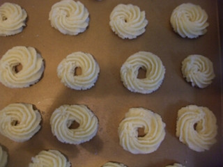 6、椰香曲奇饼干,面糊装入裱花袋里，挤出曲奇的花纹