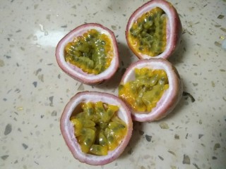 8、百香果泡鸡爪,百香果对半切开