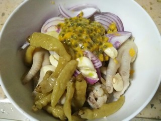 9、百香果泡鸡爪,碗中加入鸡爪，还有所有的配料