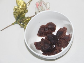 1、红豆蓉黑枣羹,做月饼用的红豆蓉90g