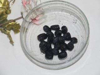 3、红豆蓉黑枣羹,黑枣洗净