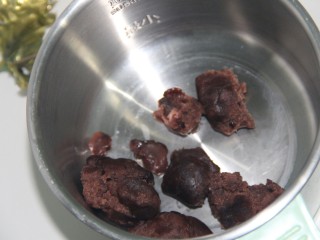 4、红豆蓉黑枣羹,把红豆蓉放入奶锅里