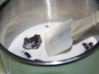 5、红豆蓉黑枣羹,倒入牛奶