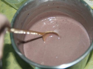 6、红豆蓉黑枣羹,开小火，搅拌，不停的搅拌几分钟，直到红豆蓉全部融化