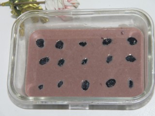 14、红豆蓉黑枣羹,再放入黑枣