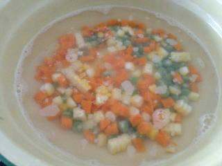 1、迷你米饭披萨, 青豆、玉米粒、胡萝卜粒加些盐煮熟，沥干水分备着。