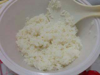 2、迷你米饭披萨,米饭煮熟，趁热加入适量寿司醋和盐搅匀。