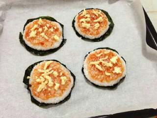 6、迷你米饭披萨,再洒上奶酪。