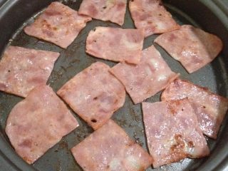 1、简易鸡蛋饼,先将培根煎一下