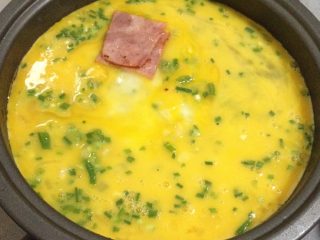 2、简易鸡蛋饼,三个蛋打散，加入葱花，一点盐搅拌