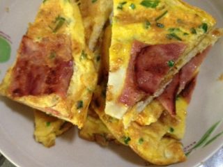 5、简易鸡蛋饼,切成披萨的模样
