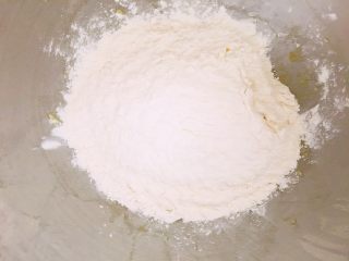 3、甜甜圈????,加入面粉、酵母、水