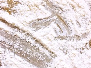 9、甜甜圈????,烤盘上撒上干粉