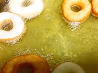 12、甜甜圈????,油热放入甜甜圈进行炸至