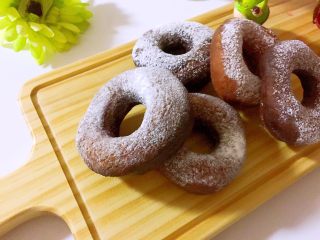 13、甜甜圈????,炸好的甜甜圈放在晾架上凉透后用细筛筛上糖粉