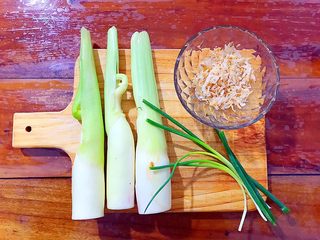 1、健康饮食之清清爽爽小葱虾皮拌茭白,首先我们准备好所有食材！