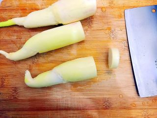 2、健康饮食之清清爽爽小葱虾皮拌茭白,茭白剥去外衣，洗净，如图所示，根部切去一点！