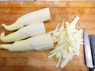 3、健康饮食之清清爽爽小葱虾皮拌茭白,如图所示，用削皮刀削去茭白尾部一节的外皮！