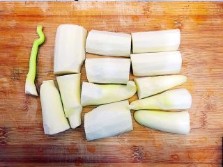 4、健康饮食之清清爽爽小葱虾皮拌茭白,如图所示，将茭白切段！