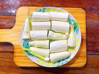 5、健康饮食之清清爽爽小葱虾皮拌茭白,放入盘子！