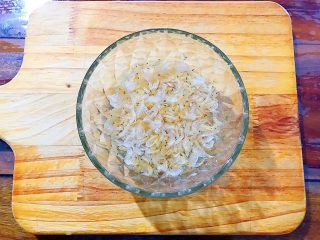 6、健康饮食之清清爽爽小葱虾皮拌茭白,虾皮用凉开水泡30秒！