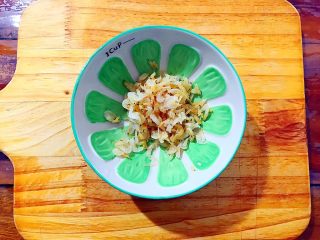 7、健康饮食之清清爽爽小葱虾皮拌茭白,捞出虾皮，沥干水分，备用！