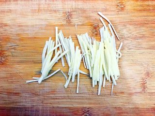 8、健康饮食之清清爽爽小葱虾皮拌茭白,如图所示，将茭白切丝！