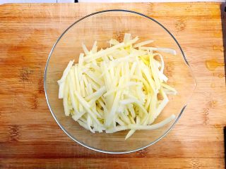 9、健康饮食之清清爽爽小葱虾皮拌茭白,切好了，放入碗内！