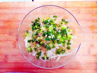 11、健康饮食之清清爽爽小葱虾皮拌茭白,再放入小葱！