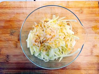 10、健康饮食之清清爽爽小葱虾皮拌茭白,再放入虾皮！