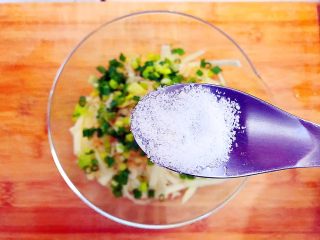 12、健康饮食之清清爽爽小葱虾皮拌茭白,加一小勺盐！