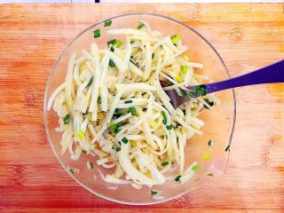 14、健康饮食之清清爽爽小葱虾皮拌茭白,拌均匀！