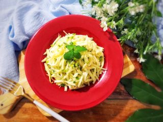 15、健康饮食之清清爽爽小葱虾皮拌茭白,放入你喜欢的盘子，美美的摆拍一下，可以吃了！