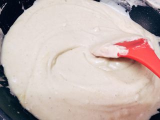 2、传统广式莲蓉月饼,其实打莲蓉最好用搅拌机或破壁机，打出来的莲蓉很细腻的