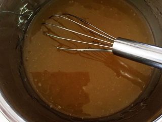 3、传统广式莲蓉月饼,充分搅拌均匀，呈无油乳化状