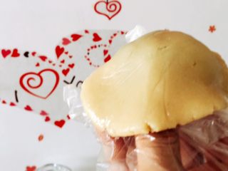 7、传统广式莲蓉月饼,像戴帽子一样扣到馅上