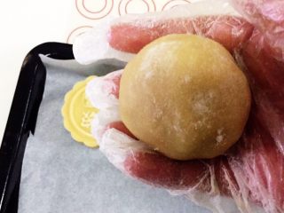 11、传统广式莲蓉月饼,在头大的位置撒粉