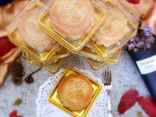 13、传统广式莲蓉月饼,200度进烤箱烤15分钟就可以了